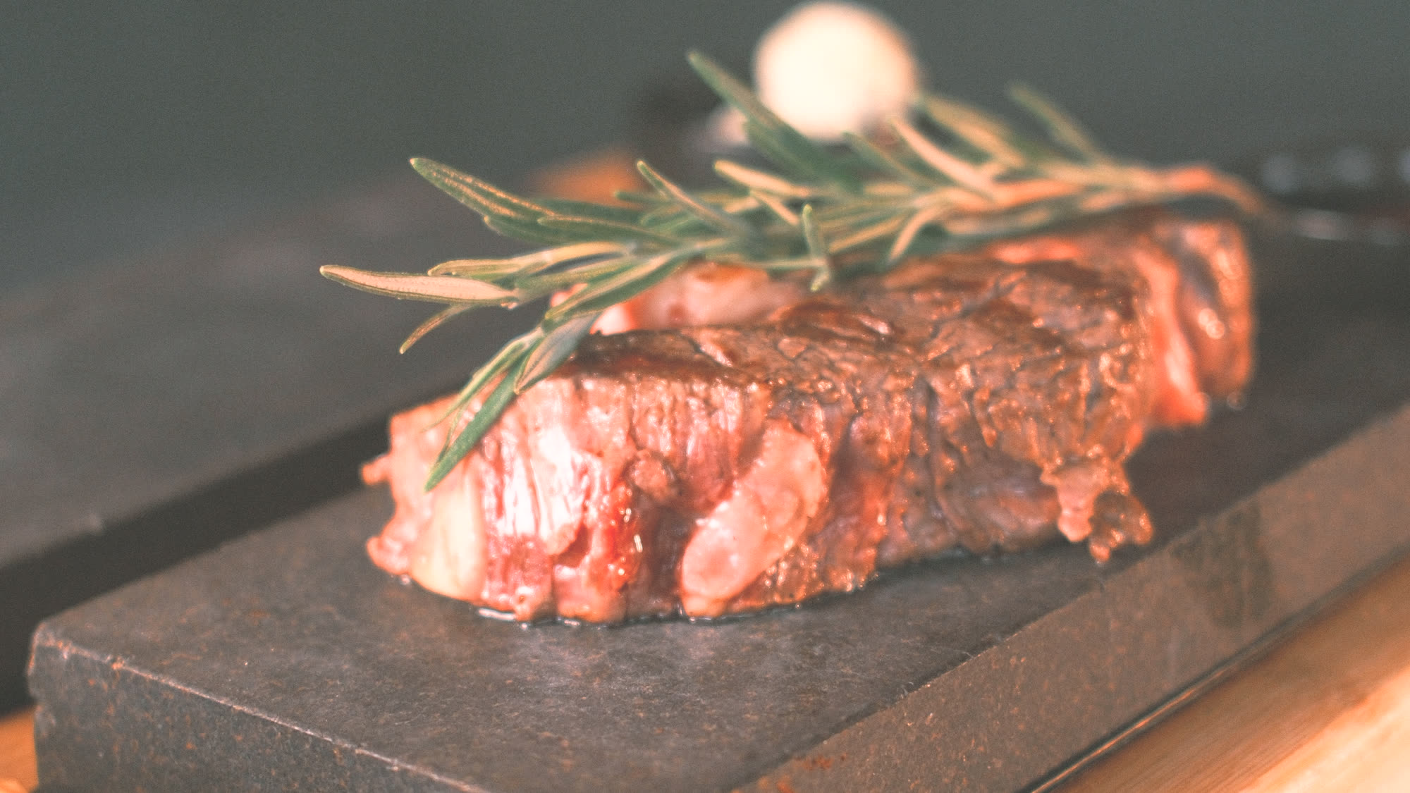Premium-Steak auf dem heißen Lavastein im Alex Steakhouse am Bodensee