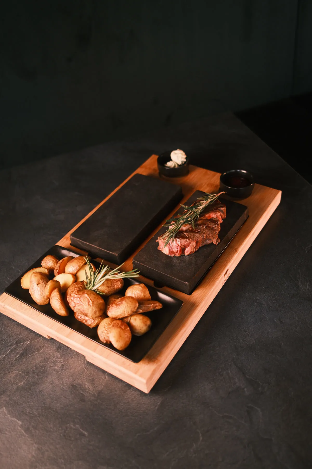 Premium-Steak brutzelt auf dem heißen Lavastein direkt am Tisch
